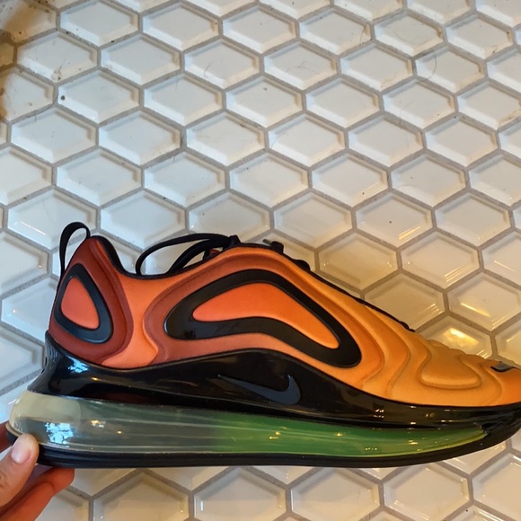 Nike Airmax 720s - Picture 2 of 4
